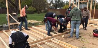 Adolescentes se unem para reconstruir casa de idoso em dificuldade financeira