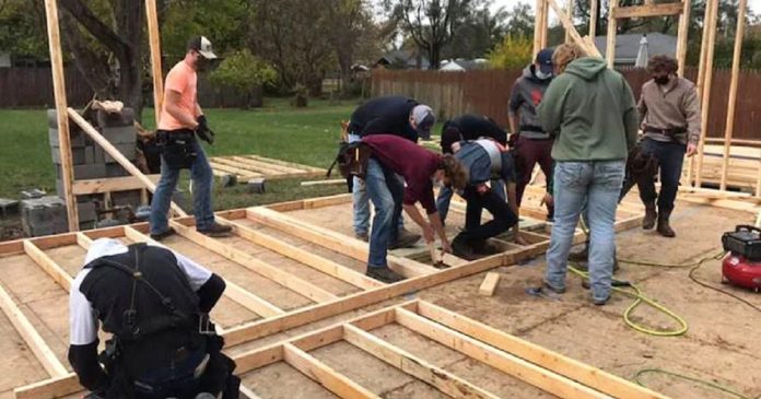 Adolescentes se unem para reconstruir casa de idoso em dificuldade financeira