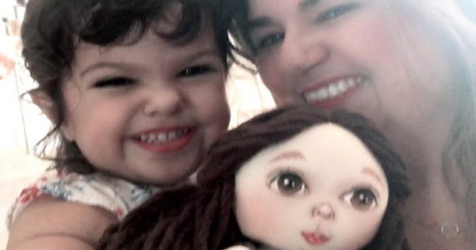 Mãe cria boneca com nanismo inspirada na filha com intuito de promover a inclusão