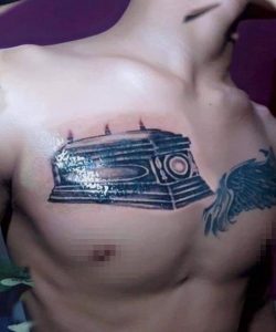 psicologiasdobrasil.com.br - Jovem tatua caixão no peito para cobrir tatuagem em homenagem à ex