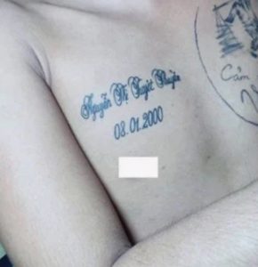 psicologiasdobrasil.com.br - Jovem tatua caixão no peito para cobrir tatuagem em homenagem à ex