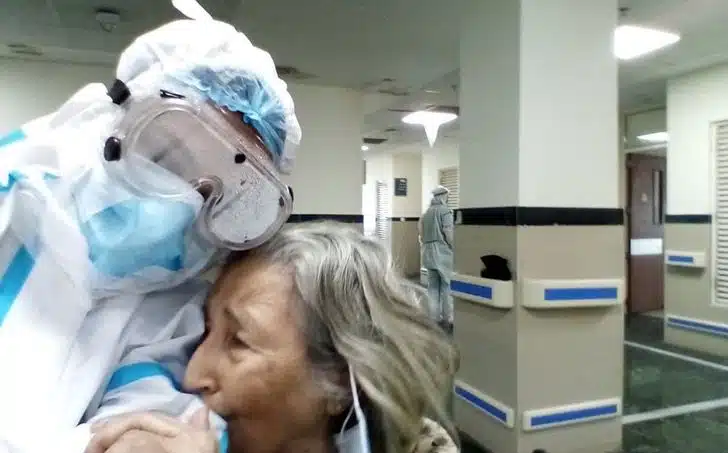 psicologiasdobrasil.com.br - Gratid&atilde;o: Idosa se recupera da covid-19 e, aos prantos, abra&ccedil;a m&eacute;dica que salvou sua vida