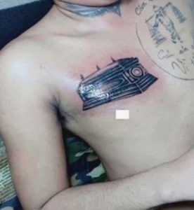 psicologiasdobrasil.com.br - Jovem tatua caixão no peito para cobrir tatuagem em homenagem à ex