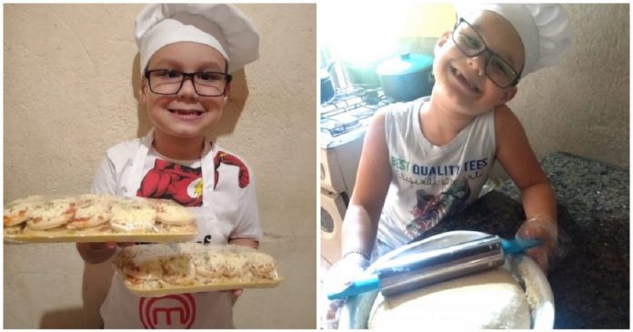 Menino de 7 anos vende pizzas para comprar um computador para estudar