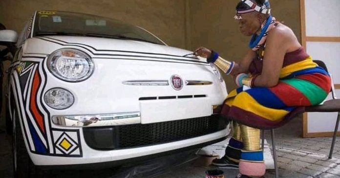 Artista sul-africana de 85 anos cativa com pinturas em carros homenageando sua cultura