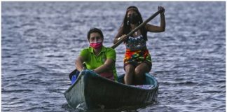 A emocionante história de uma professora que viaja de canoa para dar aulas