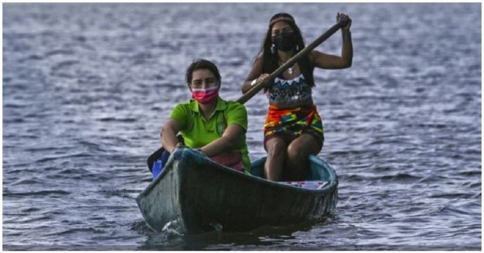 A emocionante história de uma professora que viaja de canoa para dar aulas