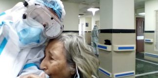 Gratidão: Idosa se recupera da covid-19 e, aos prantos, abraça médica que salvou sua vida