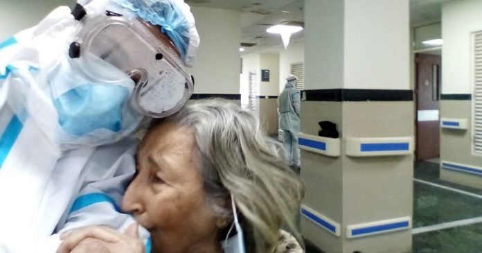 Gratidão: Idosa se recupera da covid-19 e, aos prantos, abraça médica que salvou sua vida