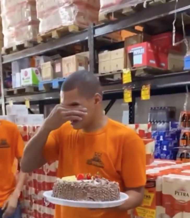psicologiasdobrasil.com.br - Rapaz vai às lágrimas ao receber bolo de aniversário no trabalho: "Nunca fizeram isso por mim"