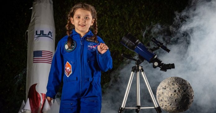 Garotinha de 7 anos apaixonada pelo espaço se tornará a primeira criança a enviar um item para a lua