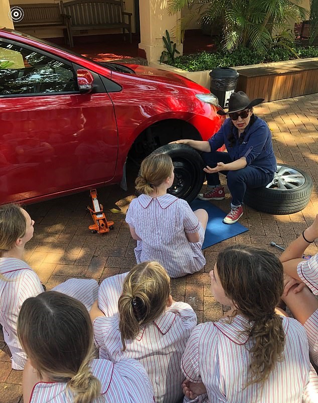 psicologiasdobrasil.com.br - Escola australiana ensina meninas a trocarem pneus de carros