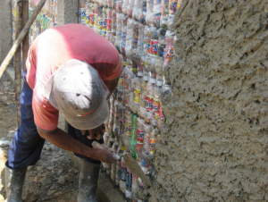 psicologiasdobrasil.com.br - Comunidades na Guatemala constroem mais de 100 escolas com lixo não reciclável