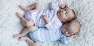 Mulher devolve gêmeas adotadas depois de engravidar de seu próprio filho