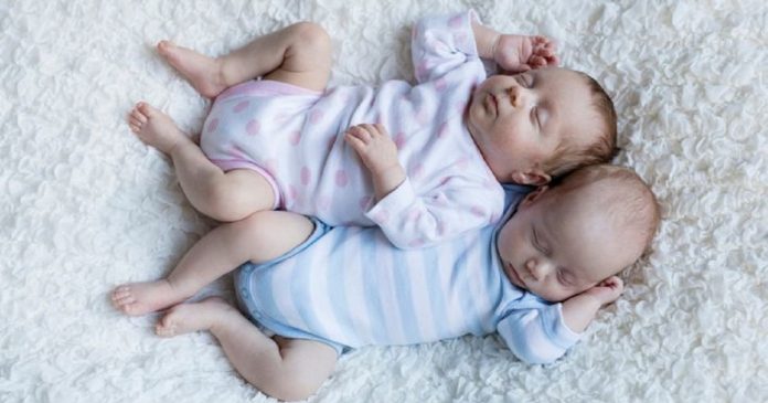 Mulher devolve gêmeas adotadas depois de engravidar de seu próprio filho