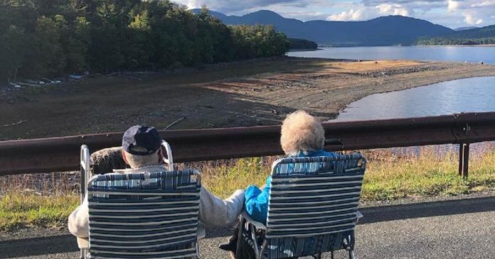 Idosos de 95 anos se apaixonam e se casam durante a pandemia