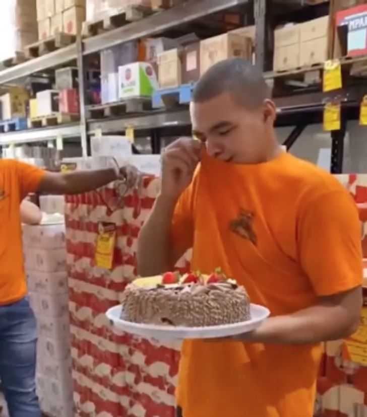 psicologiasdobrasil.com.br - Rapaz vai às lágrimas ao receber bolo de aniversário no trabalho: "Nunca fizeram isso por mim"