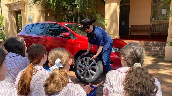 psicologiasdobrasil.com.br - Escola australiana ensina meninas a trocarem pneus de carros