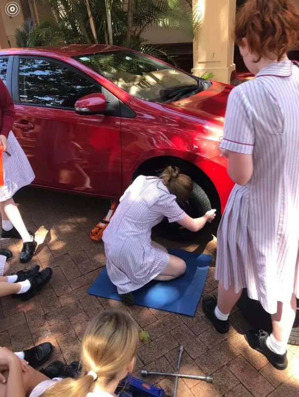 psicologiasdobrasil.com.br - Escola australiana ensina meninas a trocarem pneus de carros