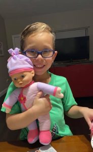 psicologiasdobrasil.com.br - Menino pede boneca de presente para aprender a ser um bom pai