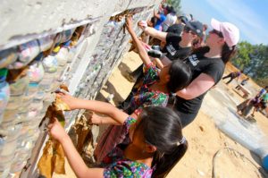 psicologiasdobrasil.com.br - Comunidades na Guatemala constroem mais de 100 escolas com lixo não reciclável