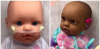Mãe cria bonecas inclusivas depois de não encontrar uma para sua filha deficiente auditiva