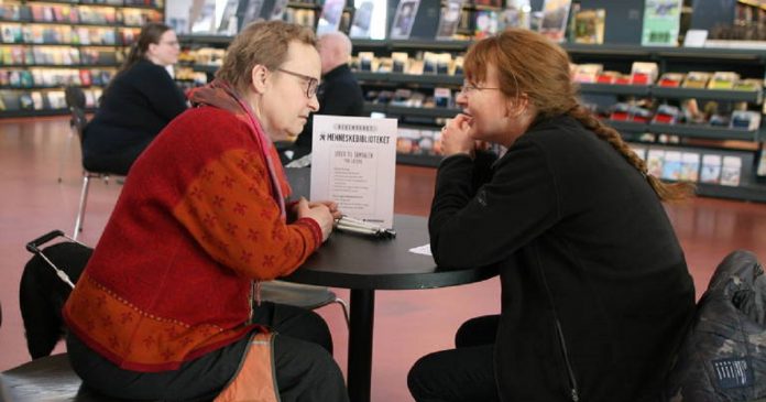 Para promover o diálogo e a tolerância, bibliotecas trocam livros por pessoas