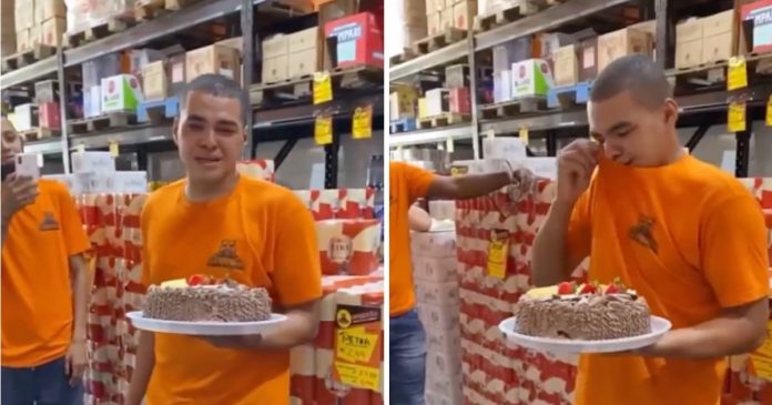 Rapaz vai às lágrimas ao receber bolo de aniversário no trabalho: “Nunca fizeram isso por mim”