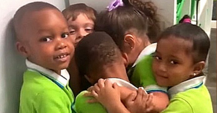 Coleguinhas de escola recebem sobrevivente do furacão Dorian com caloroso abraço