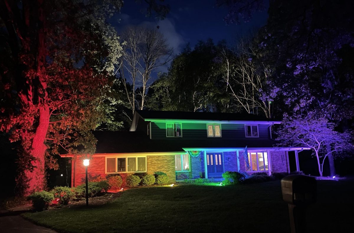 psicologiasdobrasil.com.br - Casal impedido de hastear bandeira LGBTQIA+ decide iluminar a casa com as cores do Orgulho