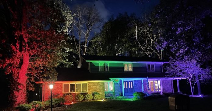 Casal impedido de hastear bandeira LGBTQIA+ decide iluminar a casa com as cores do Orgulho