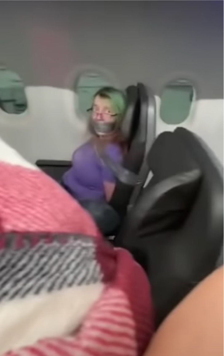 psicologiasdobrasil.com.br - Vídeo mostra mulher amarrada com fita adesiva em avião. Ele queria abrir a porta em pleno vôo