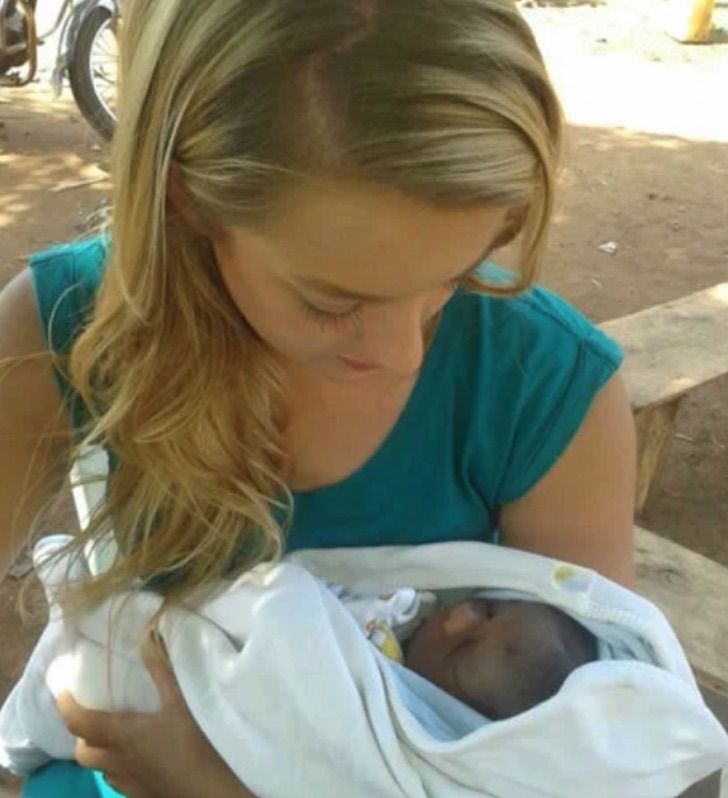 psicologiasdobrasil.com.br - Mulher adota criança órfã de Uganda após 6 anos de luta. Gastou todas as suas economias para levá-lo para casa