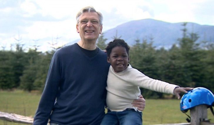 psicologiasdobrasil.com.br - Mulher adota criança órfã de Uganda após 6 anos de luta. Gastou todas as suas economias para levá-lo para casa