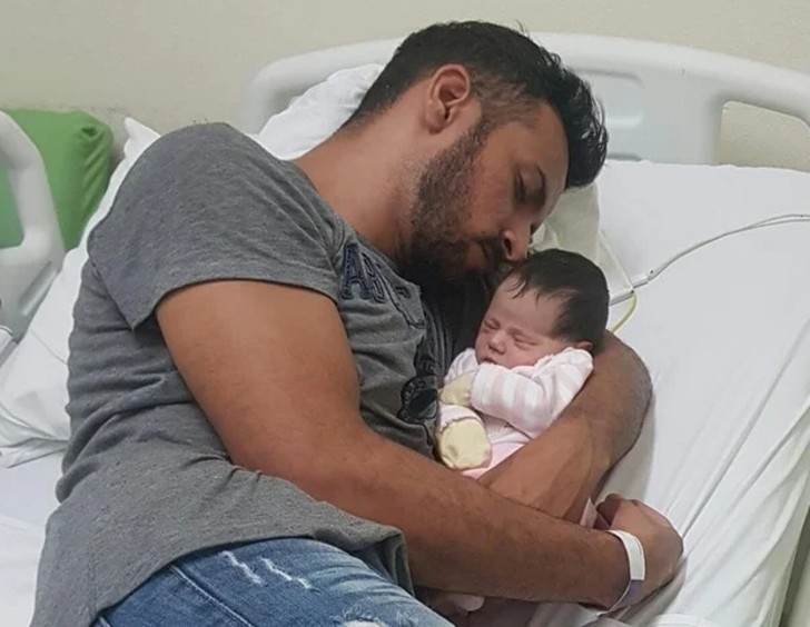 psicologiasdobrasil.com.br - Ele foi criticado por cuidar do bebê da namorada: "Já sabia que ela estava carregando um pacotinho"