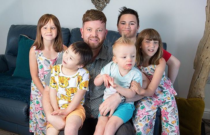 psicologiasdobrasil.com.br - Homem gay adota seu sexto filho com necessidades especiais