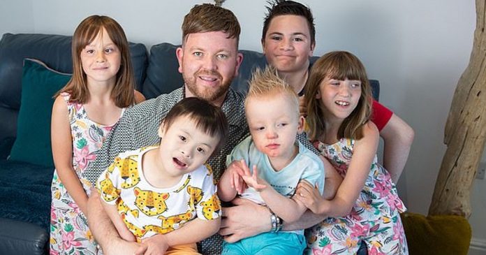 Homem gay adota seu sexto filho com necessidades especiais