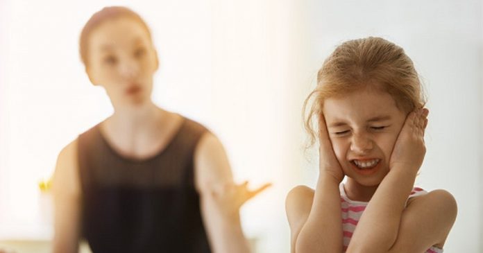 A tarefa mais difícil para os pais é controlar seu próprio comportamento (e não o de seus filhos)