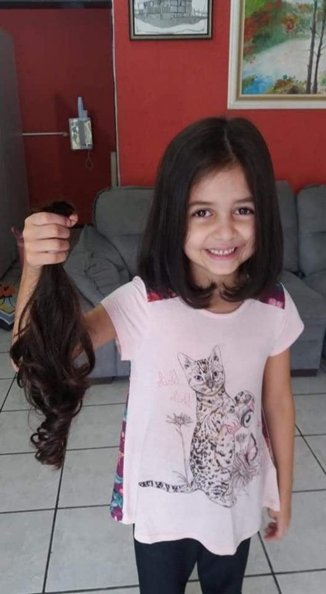 psicologiasdobrasil.com.br - Meninas se solidarizam com professora e cortam os próprios cabelos para doá-los a ela