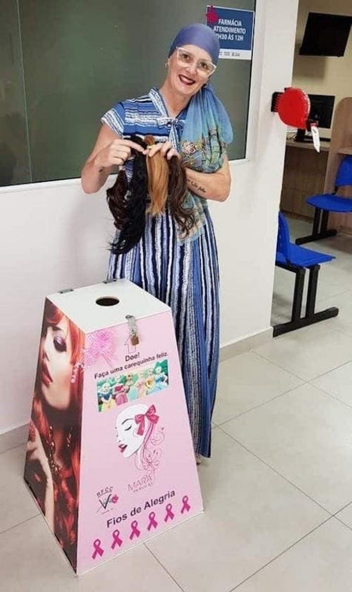 psicologiasdobrasil.com.br - Meninas se solidarizam com professora e cortam os próprios cabelos para doá-los a ela