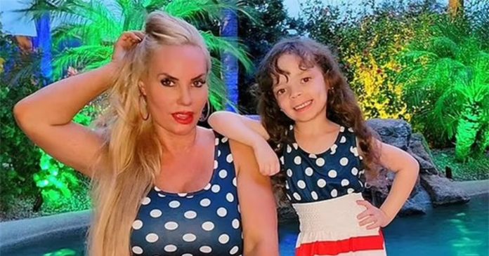 Atriz Coco Austin rebate críticas por amamentar a filha de cinco anos