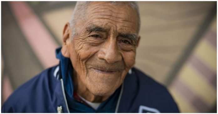 Vovô de 84 anos está prestes a se formar em engenharia e quer continuar estudando