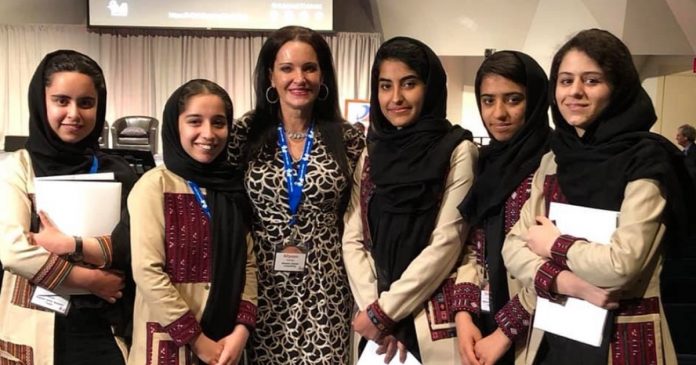 Mulher resgatou 10 meninas afegãs após retomada do controle do país pelo Talibã