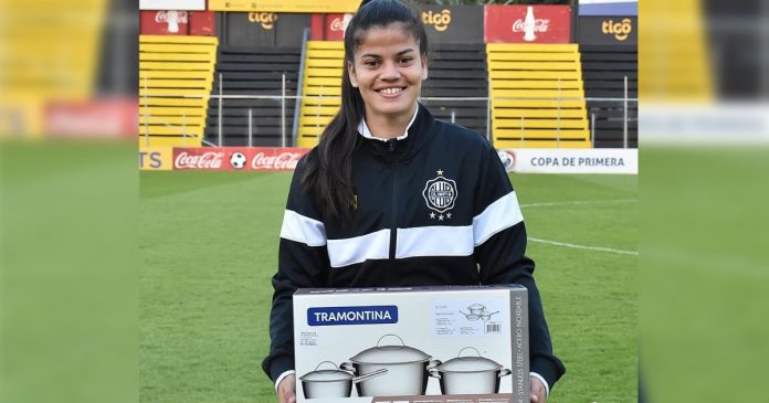 Jogadora de futebol é premiada com panelas após ser destaque da partida; os fãs falam em machismo