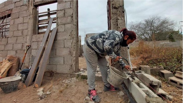 psicologiasdobrasil.com.br - Mãe de 4 filhos construiu sua casa sozinha após ficar sem dinheiro para aluguel