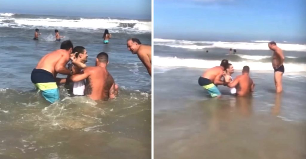 psicologiasdobrasil.com.br - Homens ajudam pai a levar seu filho com deficiência para tomar seu primeiro banho de mar