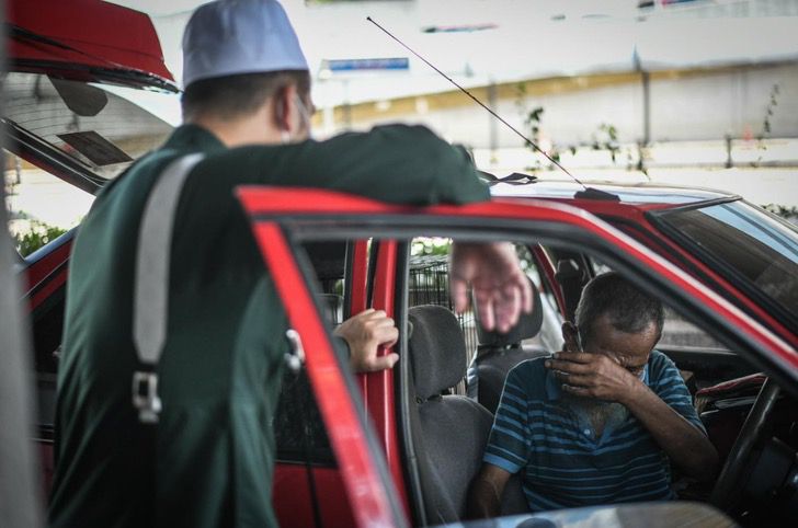 psicologiasdobrasil.com.br - Vovô que dormia em seu carro e cuidava de gatos de rua se emociona ao conseguir ajuda