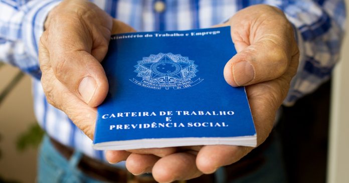 Homem cria ‘banquinha do emprego’ para ajudar desempregados a voltar ao mercado de trabalho