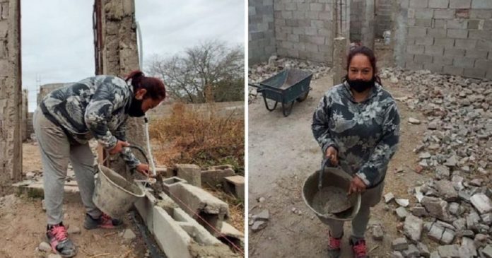 Mãe de 4 filhos construiu sua casa sozinha após ficar sem dinheiro para aluguel