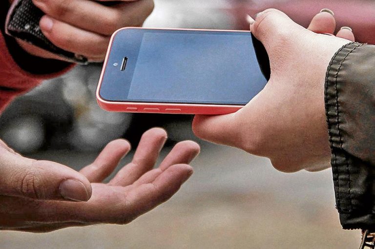psicologiasdobrasil.com.br - Policiais doam celular novo para menina que foi assaltada